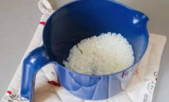 Wash the rice thoroughly in 3-4 waters.