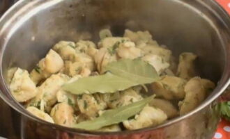 Fry the fillet in the remaining oil until golden brown and add it to the pan after the vegetables. We also put laurel leaves there.