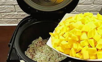 Peel the potatoes and cut them into medium-sized cubes – also put them in a bowl and add salt.