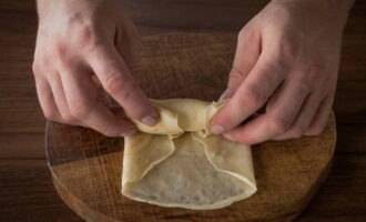 After they have cooled, place each of them with the browned side up, distribute the curd filling over them and roll them up into an envelope.