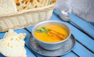 Pour the prepared red lentil soup into bowls, lightly pour the spice sauce and butter over it and serve with a slice of lemon. Bon appetit!