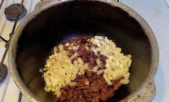 Heat vegetable oil in a cauldron. Here we fry the meat with coriander, then add onions.