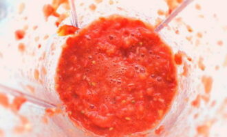 At this time you can prepare the sauce. Grind tomatoes, garlic, salt, sugar, pepper and butter in a blender.