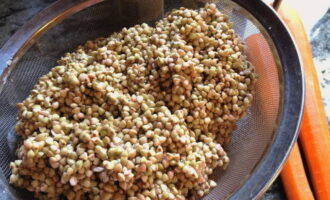 Pour the buckwheat onto the bottom of a large plate or onto a white sheet of paper. We sort through the grains, getting rid of debris. Pour the buckwheat into a colander and wash thoroughly with running water. Leave it in a colander to drain excess liquid.