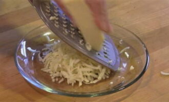 Grate the hard cheese on a coarse grater or cut into small cubes up to 1 centimeter.