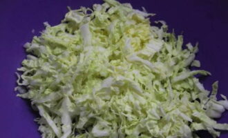 How to prepare a simple and tasty salad with champignons? Finely chop the Beijing cabbage and place in a deep bowl.