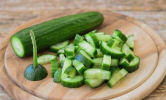 How to prepare a delicious salad with mussels? Wash the cucumbers and cut into small bars or cubes.