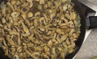 Como preparar a clássica sopa cremosa de champignon? Lave os cogumelos, descasque e corte em rodelas. Retire a casca da cebola e corte-a em cubos. Leve a frigideira ao fogo médio, despeje o óleo vegetal e coloque as cebolas e os cogumelos. Frite os ingredientes por 7 a 10 minutos até ficarem cozidos, adicione sal e tempere a gosto.