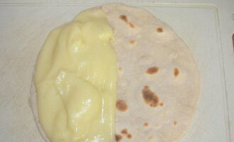 Place the finished flatbread on a flat surface, spread the puree on one half, and cover the filling with the other.