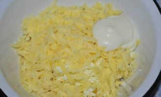 Place half of the chicken meat in a suitable deep container and add a little salt. Cover the chicken layer with the garlic-mayonnaise mixture. Place a layer of pineapples (half the portion) and also cover it with sauce. The next layer is a chopped egg, followed by half a serving of cheese, which we again cover with sauce.