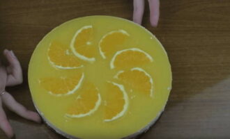 Cubre el postre con film transparente y guárdalo en el frigorífico un par de horas. Luego retire con cuidado los lados del fondo de la sartén y sirva el plato en la mesa.