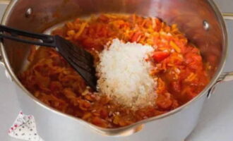 Place the washed rice in the pan with the vegetables, mix and cook for 5 minutes with the lid closed.