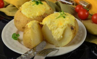 Reduce the temperature to 180 degrees and fill the potatoes with the filling. Place the baking sheet with the dish in the oven for 5-7 minutes. Remove the cooled potatoes from the foil and place on plates.