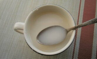 Stir the remaining flour in a cup of water.