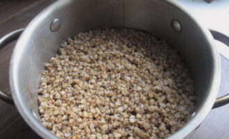 Transfer the buckwheat into a saucepan. Fill it with cold water. Place the pan with buckwheat on the stove and bring the liquid to a boil, and then add salt. Cook the cereal until cooked (all the liquid should boil away) and turn off the stove.