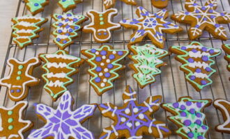 We transfer the icing into a plastic bag, cut off a corner of it and thus decorate the cookies with any designs.