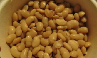 Beans in tomato sauce are very easy to prepare. Wash the dried beans under running water and soak for several hours, or better yet, overnight. Then cook the beans without adding salt.