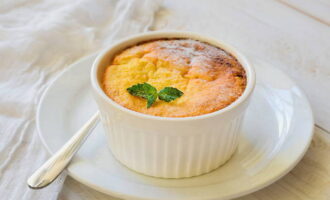 Painitin muna ang oven sa 180 degrees, at pagkatapos ay ilagay ang puding sa loob nito at maghurno ito ng 30-40 minuto. Tinutukoy namin ang kahandaan ng ulam sa pamamagitan ng pagkakaroon ng isang golden-orange na crust.