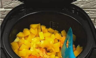 After half an hour, mix the contents of the bowl so that the chicken and potatoes switch places, i.e. potatoes on the bottom and meat on top. We extend the program by 15 minutes.