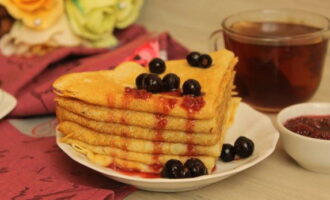 뜨거운 팬케이크를 삼각형으로 접고 베리 잼을 부어 서빙하세요. 많이 드세요! 