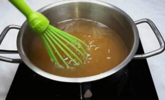 Pour about 200 grams of broth into a glass, add gelatin, mix well and let stand for 30 minutes until it swells. Place the pan with the remaining broth on the fire, pour in some of the gelatin, mix well with a whisk and heat everything to 60°C, without bringing it to a boil.