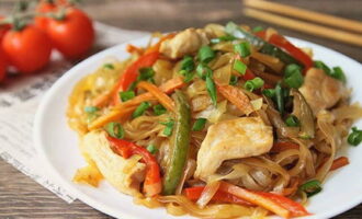 The appetizing wok with chicken and vegetables is ready. Top it with fresh onions and enjoy!