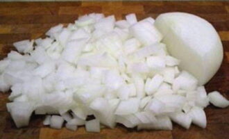 Grind the previously peeled and washed onion. Cut it into small cubes. Place the onion in a separate container.