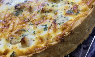 Bake for about 30-40 minutes at 180 degrees. Appetizing quiche with chicken and mushrooms is ready.