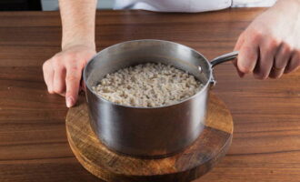 How to cook delicious barley soup? First, prepare the pearl barley. It should be rinsed thoroughly and filled with cold water for three hours. After this time, cook the product for 40 minutes after boiling. For 150 grams of cereal you will need 600 milliliters of water.