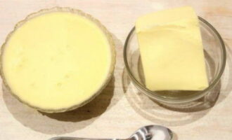 How to make cream from condensed milk and butter for a cake? Let's prepare the necessary products. 