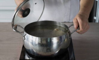 How to cook a simple and tasty beef soup? First, let's prepare the broth. Boil the beef, previously cut into several pieces. Cooking for 1.5 hours.