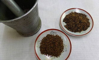 Just like coriander, grind sesame seeds in a mortar. Pre-heat it in a frying pan.