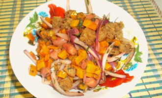 An appetizing salad with red beans and croutons is ready. Divide into portions and serve!