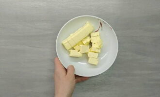 How to make buttercream for a cake? Remove a block of butter 82.5% fat from the refrigerator, cut into medium-sized cubes and leave at room temperature. 