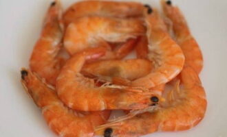 Completamos la cocción del Tom Yam añadiendo gambas peladas y previamente cocidas y retiramos los platos del fuego. Vierta la sopa en tazones en porciones, espolvoree con cilantro finamente picado y sirva junto con arroz magro hervido; combina bien con la sopa picante y reemplaza al pan. ¡Buen provecho!