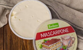 Mascarpone sūris pašalinamas iš skysčio pertekliaus, kurį laiką paliekant kiaurasamtyje. 