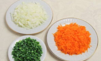 Peel the onion and finely chop it. Peel the carrots and grate them on a coarse grater. We wash the greens, dry them and finely chop them with a knife.