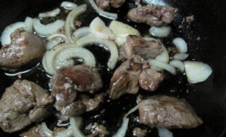 Chop half the onion into thin half rings. Reduce the heat under the frying pan and add chopped onion to the fried liver. Fry the onion, covered, for 5 minutes.