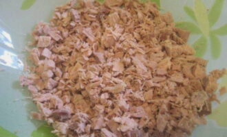 Place finely chopped meat in the first layer, add salt and grease with mayonnaise, and place pickled onions on top.