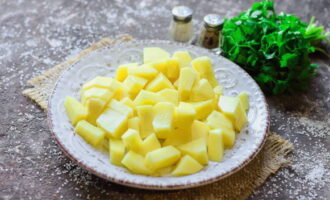 Cut the potatoes into cubes.