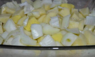 Peel the potatoes and onions and rinse. Pour a little vegetable oil into any baking dish. Cut the peeled potatoes and onions into pieces of any shape and size and immediately transfer these slices into the mold. Then sprinkle the vegetables with salt and pepper to your liking and stir.