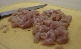 Separate the fillet from the bone, clean it of white films and fat, and cut it into cubes.