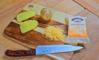 Cut it into thin slices. Grate the cheese on a coarse grater.