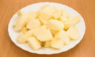 Peel the potatoes and cut them into pieces.