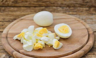 Peel the boiled eggs and cut into cubes.