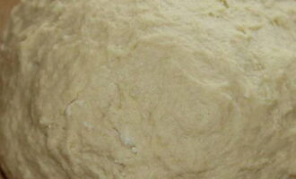 Next, add the sifted flour and knead into a soft, homogeneous dough. Wrap it in cling film and place it in the refrigerator for an hour.