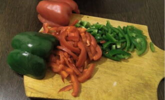 Wash the bell pepper, remove seeds and membranes, and cut into strips. 