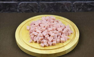 At this time, cut a piece of ham into cubes.