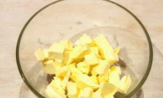 We take the butter out of the refrigerator in advance, divide it into small pieces and put it in a deep bowl.