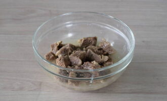 After cooking, strain the broth, separate the meat from the bone and divide it into small cubes.